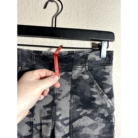 SPANX Black Wash Camo Stretch Twill Cargo Jogger Pant Size Small - Picture 5 of 7